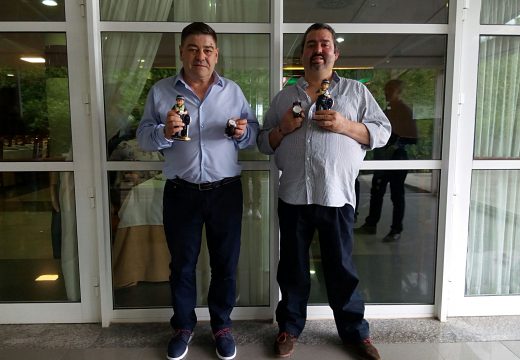 Os axentes da Policía Local de Ordes Fernando Rodríguez e José Astray celebran a súa xubilación